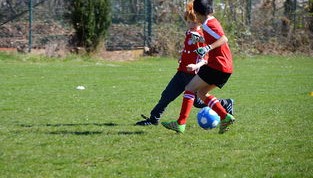 九游官网下载电脑版-博卡青年核心前锋受困于盯防难觅良机，博卡青年培养出的球星